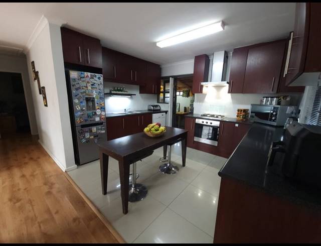 5 BEDROOM HOUSE FOR SALE IN LOUCHARMANTE